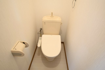 トイレは温水洗浄便座付きます。