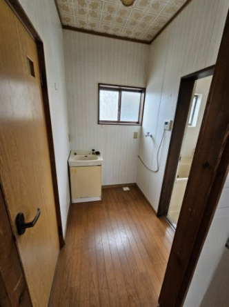 洗面台と室内洗濯機置き場です