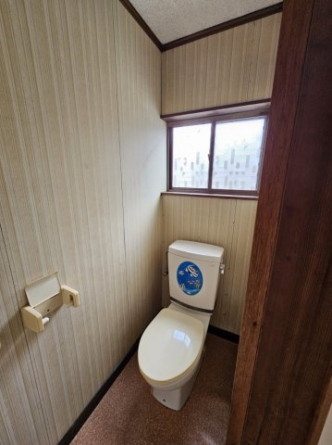 窓の有るトイレです