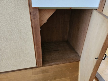 DKにある階段下収納です