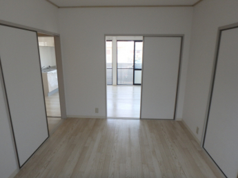 東から爽やかな朝日が射し込みます