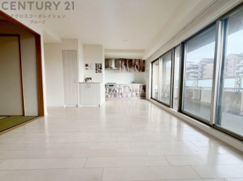 リビングダイニングは家族や友人とのコミュニケーションを楽しむ場所でくつろぎながら食事や会話を楽しめ、多目的に利用できリラックスできる空間です。家庭内の中心として機能し、快適な生活をサポートします。
