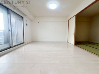 大きな窓が設置されたリビングは、豊かな自然光が差し込み一日中明るく快適。開放感と温もりに包まれる心地よい空間です。
