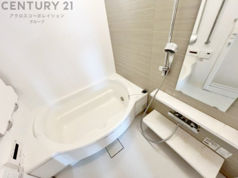 ユニットバスは省スペースでありながら、シンプルな設計と使いやすさを備え、簡便なメンテナンスが可能です。またミラー・小物置き場もあり便利です。
