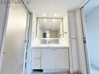 化粧品や洗顔料、歯ブラシなどの必需品をまとめて置ける収納スペースがあり、使用するたびに取り出す手間が省けます。また、水回りのため、濡れても大丈夫な素材が使用されており、お手入れが簡単です。
