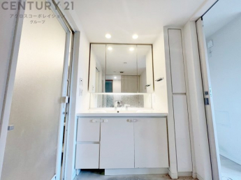 化粧品や洗顔料、歯ブラシなどの必需品をまとめて置ける収納スペースがあり、使用するたびに取り出す手間が省けます。また、水回りのため、濡れても大丈夫な素材が使用されており、お手入れが簡単です。
