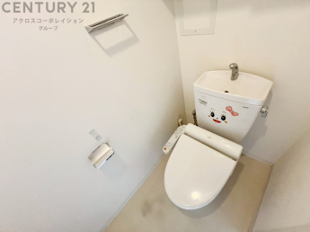 温水洗浄便座付トイレは温水洗浄機能により、暖かい水でおしりを洗浄することができ、冷たい水を使う従来の便座に比べ、温水洗浄機能で暖かいトイレを提供し、快適な使用を可能にします。
