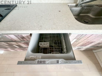 手洗いに比べて時間や労力を節約できることです。また、高温のお湯で洗浄されるため、雑菌や細菌を殺菌する効果もあります。さらに、乾燥機能があるため、手で拭く手間も省け衛生的に保管できます。
