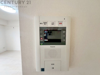 訪問者が来たときにテレビ画面で確認できるため、安心してドアを開けられます。録画機能があるものもあり、留守中に来訪者を記録しておくことができます。利便性が高く、セキュリティ面でも安心です。
