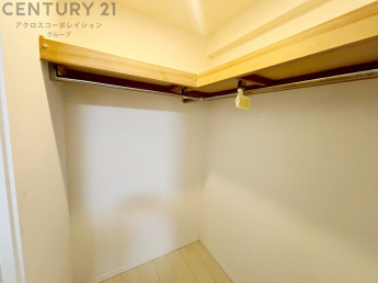 収納力が高く洋服や小物を整理しやすく、更衣室のように使え、部屋がすっきり保てます。収納の配置を自由に調整でき、換気性が良く防湿・防虫対策も可能。快適で機能的な生活空間を実現できます♪
