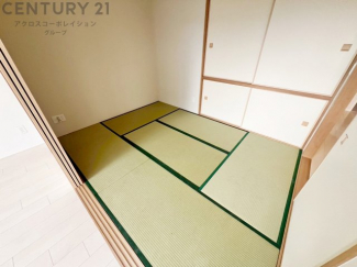 来客時の寝室や家事スペースなど、多目的に使える和室。畳ならではの柔らかさと調湿性で、季節を問わず快適に過ごせる便利な一部屋です。
