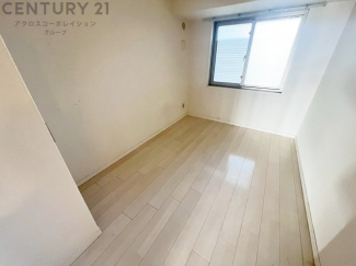 明るい色合いのフローリングとクロスを使用した洋室は家具やインテリアとも調和しやすく空間が広く感じられ開放感を生み出します。自然光を効果的に反射し、室内を明るく保つため、日中の照明使用を抑えられます。