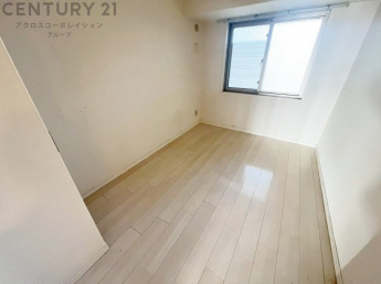 明るい色合いのフローリングとクロスを使用した洋室は家具やインテリアとも調和しやすく空間が広く感じられ開放感を生み出します。自然光を効果的に反射し、室内を明るく保つため、日中の照明使用を抑えられます。