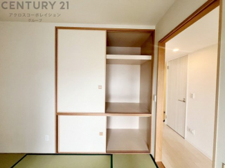 押入れは季節の衣類、寝具などを収納できます。伝統的な美しさと実用性が融合し、収納物を保護する調湿・換気効果があります。使い方によっては書類や小物なども効果的に整理でき空間を有効活用できます。
