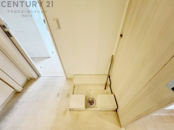 洗濯物の仕分け作業がしやすく、整理整頓が容易になります。洗濯音や湿気を他の部屋に持ち込まず、生活環境を快適に保ちます。上部を活用すれば収納スペースを確保でき洗剤や洗濯用品の整理もしやすくなります。
