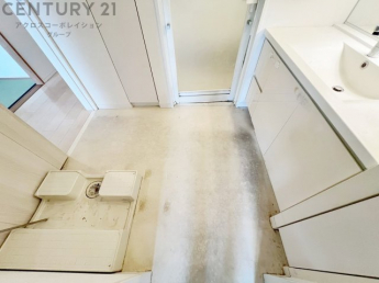 衣服の収納や脱ぎ着や整理整頓がしやすく、湿った衣類を乾燥させるスペースがありカビや臭いの発生を防ぎます。床の汚れを他の部屋に持ち込まず清潔を保つことができます。また快適な入浴環境の整備にも役立ちます。