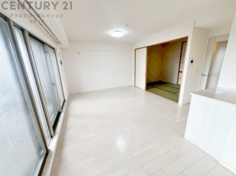 キッチン前のダイニングスペース　カウンターキッチンから料理の受け渡し等に便利です。ダイニングセットを置いても十分な広さを確保。
