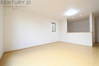 リビングダイニングは家族や友人とのコミュニケーションを楽しむ場所でくつろぎながら食事や会話を楽しめ、多目的に利用できリラックスできる空間です。家庭内の中心として機能し、快適な生活をサポートします。