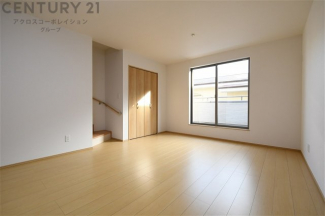 キッチン前のダイニングスペース　カウンターキッチンから料理の受け渡し等に便利です。ダイニングセットを置いても十分な広さを確保。