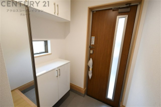 大きな玄関収納付きの玄関です　家族皆様の履物をしっかり収納できます　姿見付きでお出かけ前の身だしなみチェックに便利です