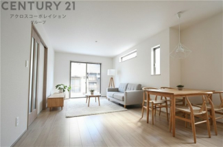 リビングダイニングは家族や友人とのコミュニケーションを楽しむ場所でくつろぎながら食事や会話を楽しめ、多目的に利用できリラックスできる空間です。家庭内の中心として機能し、快適な生活をサポートします。