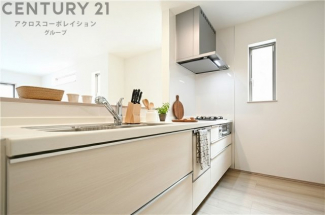 シンプルなデザインと使いやすさを兼ね備えた対面式システムキッチンは、効率的な作業スペースを提供し、家族やゲストとのコミュニケーションを促進します。