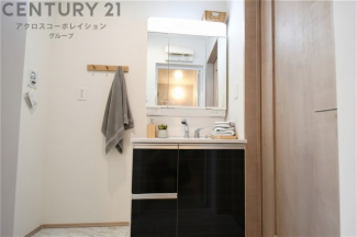 化粧品や洗顔料、歯ブラシなどの必需品をまとめて置ける収納スペースがあり、使用するたびに取り出す手間が省けます。また、水回りのため、濡れても大丈夫な素材が使用されており、お手入れが簡単です。