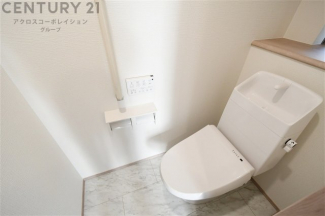 温水洗浄便座付トイレは温水洗浄機能により、暖かい水でおしりを洗浄することができ、冷たい水を使う従来の便座に比べ、温水洗浄機能で暖かいトイレを提供し、快適な使用を可能にします。