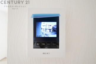 訪問者が来たときにテレビ画面で確認できるため、安心してドアを開けられます。録画機能があるものもあり、留守中に来訪者を記録しておくことができます。利便性が高く、セキュリティ面でも安心です