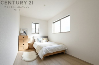 リラックスできるプライベート空間で、快適な睡眠をサポート。個人の好みに合わせたインテリアや寝具で心地良さを追求。プライベートな時間を過ごし、リフレッシュする場所におすすめです。