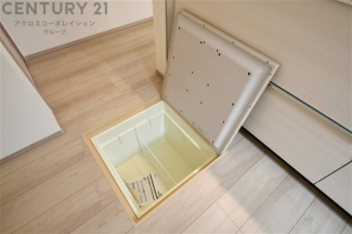 限られたスペースを有効活用でき、部屋を広く使えます。整理整頓がしやすく、生活空間を美しく保ちます。物をしまっておくことで、部屋の見た目をすっきりと整え、快適な居住環境を実現できます。