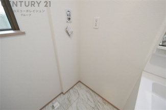 洗濯物の仕分け作業がしやすく、整理整頓が容易になります。洗濯音や湿気を他の部屋に持ち込まず、生活環境を快適に保ちます。上部を活用すれば収納スペースを確保でき洗剤や洗濯用品の整理もしやすくなります。