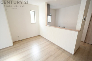 キッチン前のダイニングスペース　カウンターキッチンから料理の受け渡し等に便利です。ダイニングセットを置いても十分な広さを確保。