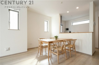 キッチン前のダイニングスペース　カウンターキッチンから料理の受け渡し等に便利です。ダイニングセットを置いても十分な広さを確保。