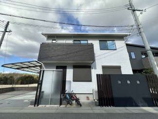 ◎アイ工務店施工の注文住宅
◎2017年３月建築◎駐車スペース２台分（車種による）
◎アイランドキッチン（Panasonic製）（食洗器付き）
◎太陽光発電システム5kw搭載
◎オール電化住宅
