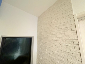 玄関壁面エコカラット採用