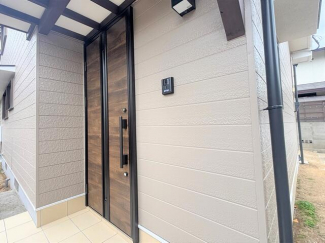 【リフォーム完了】玄関ドアは新しく交換♪人感センサー付きの照