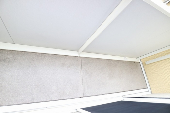 暖かな日差しのふりそそぐバルコニー