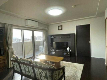 南側バルコニーに面し、陽当たりの良い明るいLDKです。