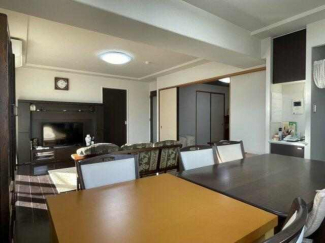 南東側からやさしい陽光が入る、明るいダイニングです。