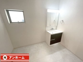 独立洗面化粧台が付いています