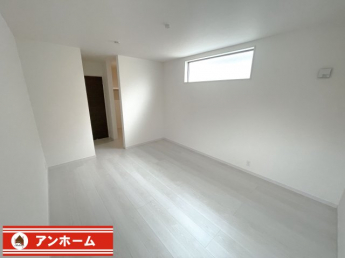 コンパクトで使いやすい洋室です