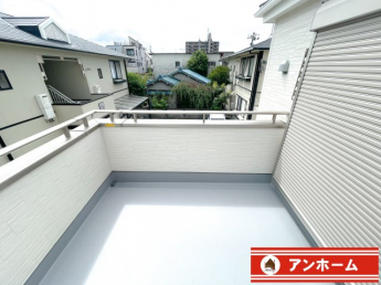 開放的で明るい空間を演出してくれるバルコニーです