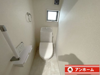 落ち着いた色調のトイレです