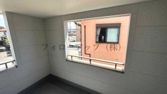 暖かな日差しのふりそそぐバルコニー