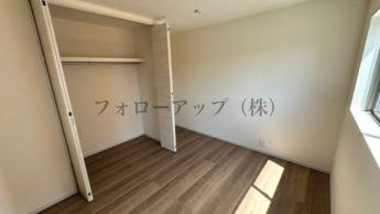 コンパクトで使いやすい洋室です