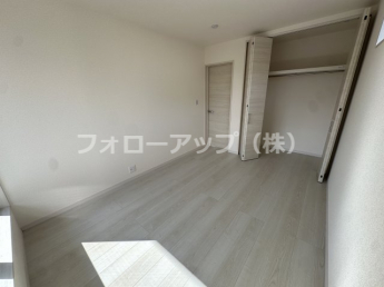 落ち着いた色調の洋室です