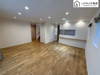 採光良好なリビングは、ご家族の憩いの空間。居心地の良い快適な安らぎの場所にもなりそうです。