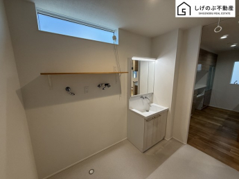 明るく清潔感溢れるサニタリースペース。毎日使う場所だからこそ、快適な空間となっております。