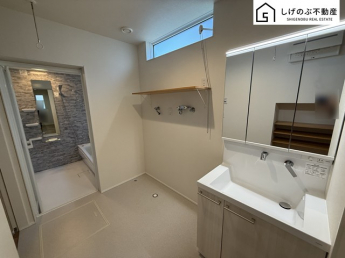 明るく清潔感溢れるサニタリースペース。毎日使う場所だからこそ、快適な空間となっております。